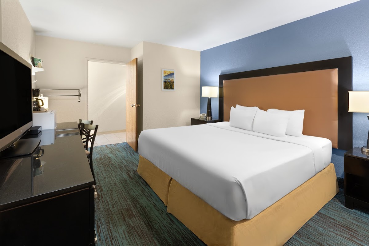 Days Inn & Suites by Wyndham Mackinaw City-Bridgeview Lodge photo 2