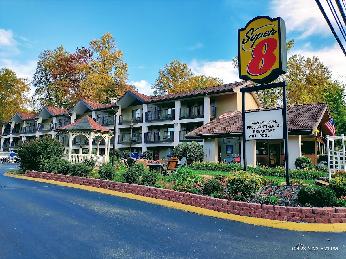 Super 8 by Wyndham Downtown Gatlinburg at Convention Center photo 2