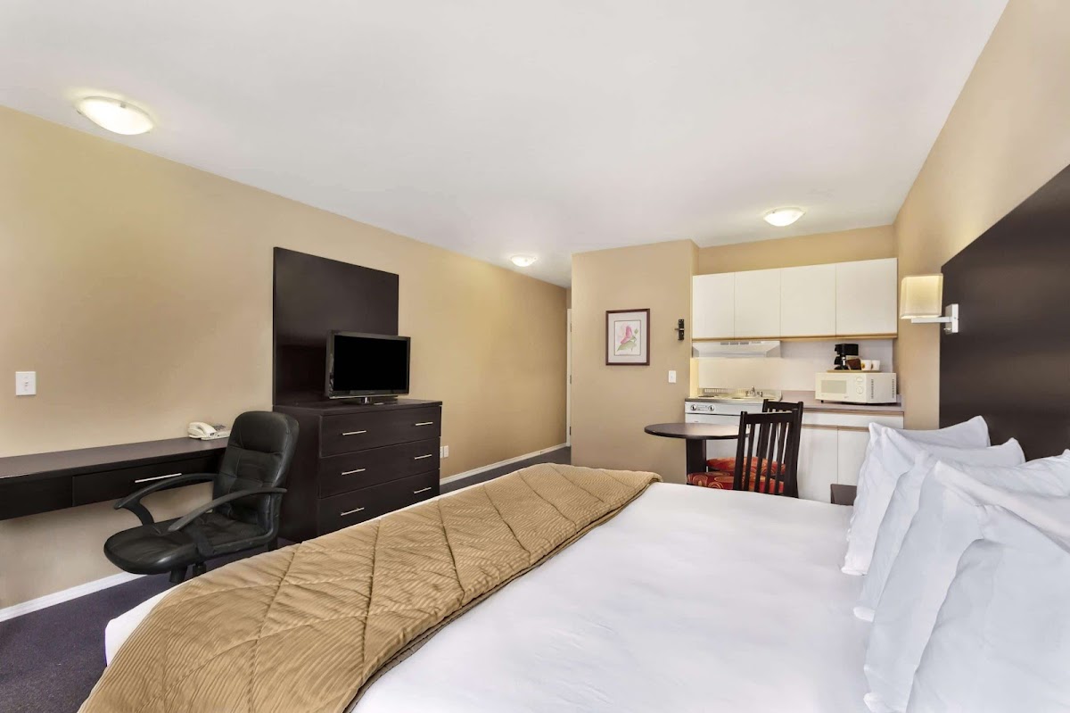 Super 8 by Wyndham West Kelowna BC photo 2