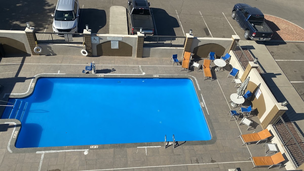 Holiday Inn Express & Suites Albuquerque Midtown photo 2