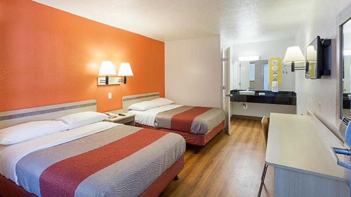 Super 6 Inn & Suites Baton Rouge photo 2