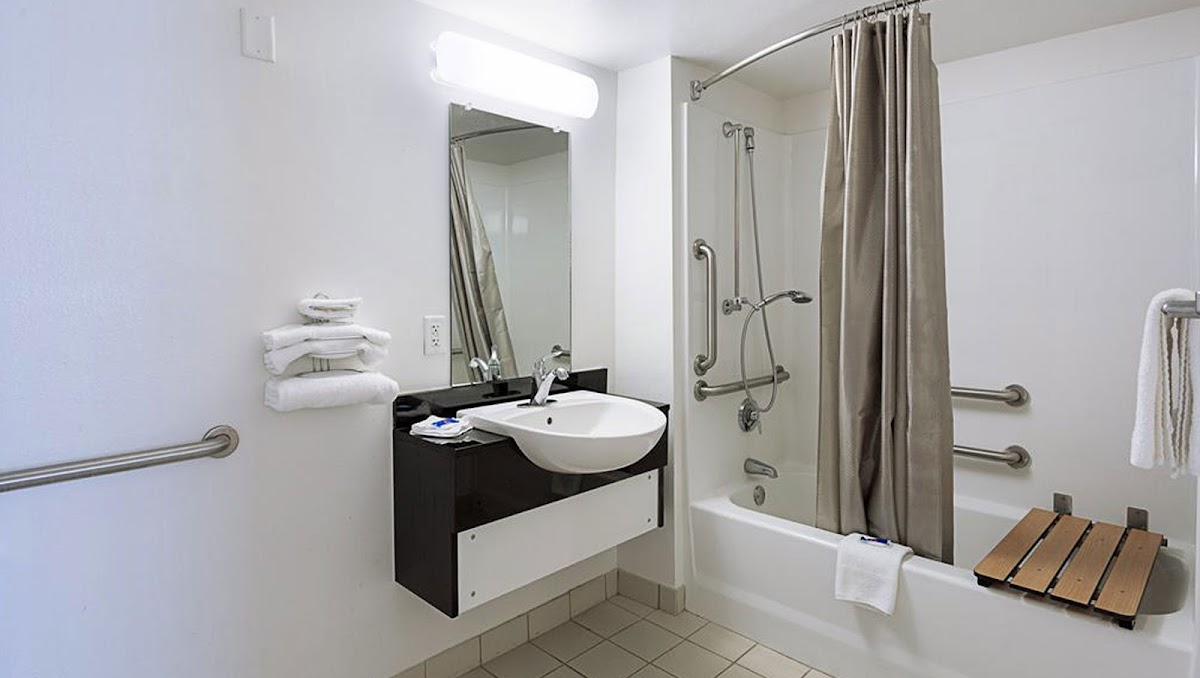 Super 6 Inn & Suites Baton Rouge photo 3