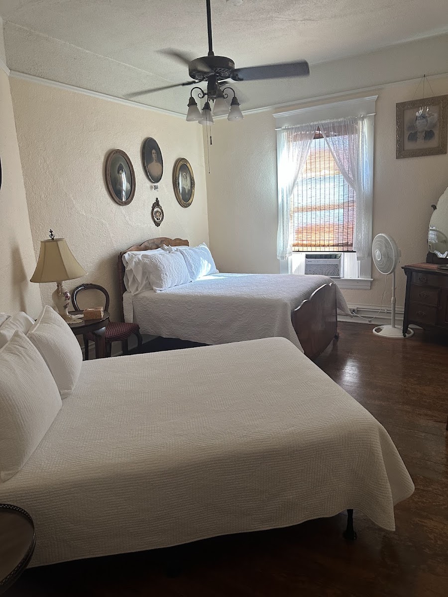 Miss Molly's Hotel - No longer serves Breakfast, 8 guest rooms photo 2