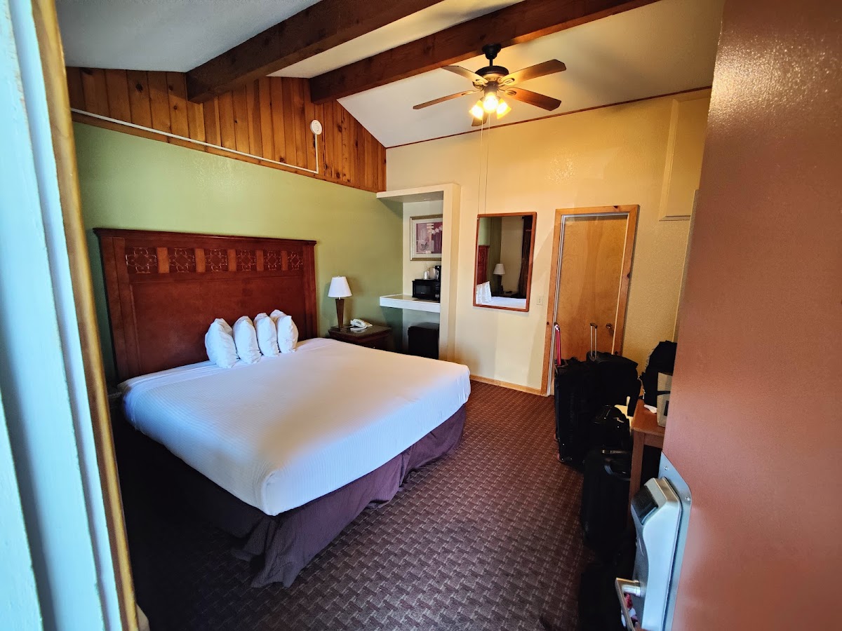 Oakhurst Lodge photo 2