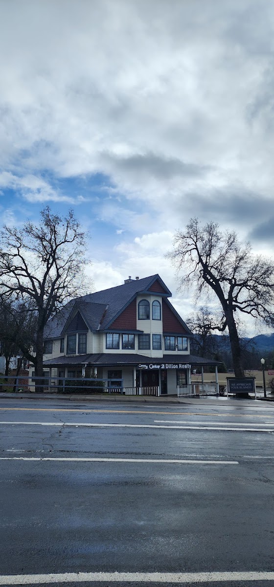Oakhurst Lodge photo 3