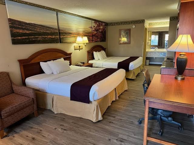 Days Inn & Suites by Wyndham Starkville photo 2