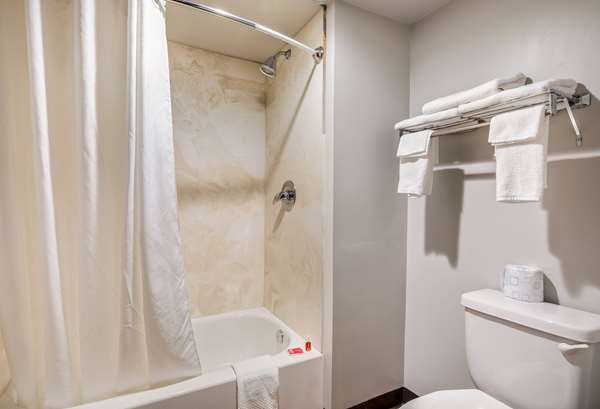 Econo Lodge Milwaukee Airport photo 3
