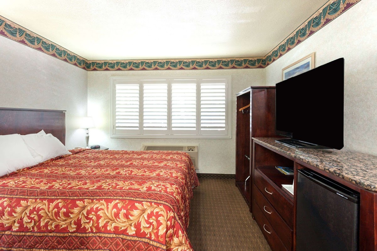 Travelodge by Wyndham Long Beach Convention Center photo 2