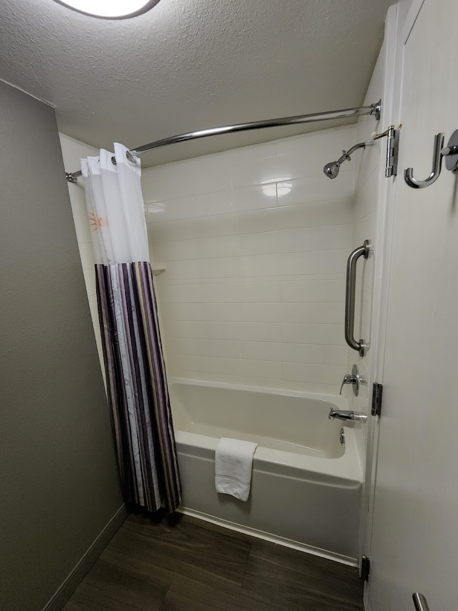 La Quinta Inn & Suites by Wyndham Portland DT/Maine Med photo 2