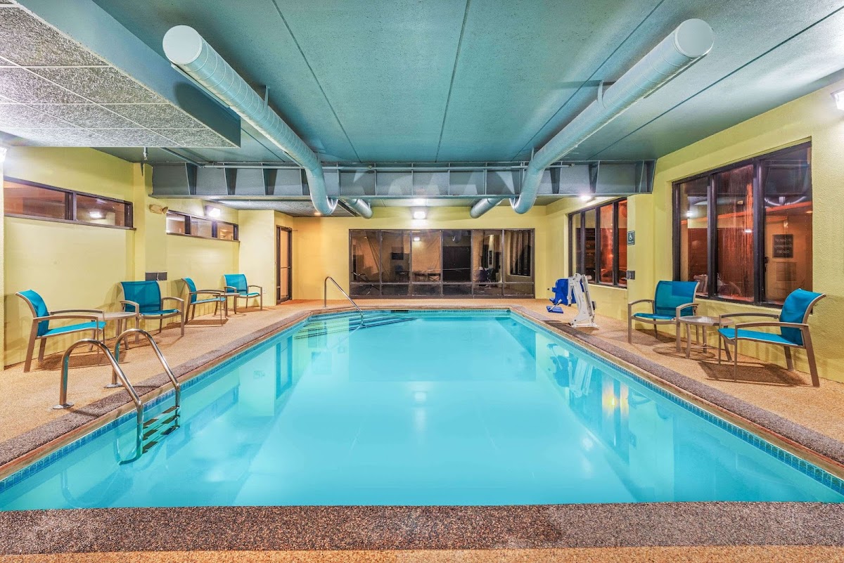 La Quinta Inn & Suites by Wyndham Jamestown photo 3