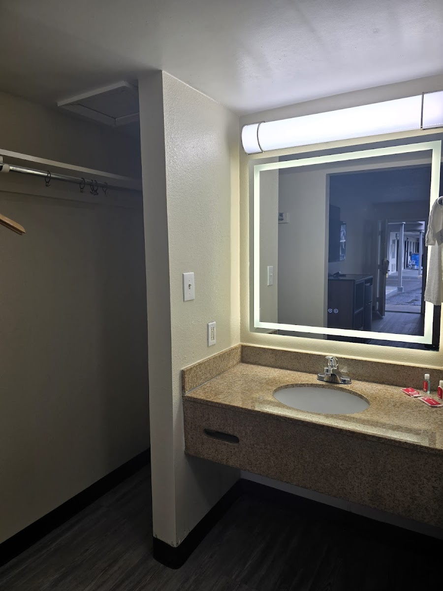 STUDIOS & SUITES 4 LESS CHESAPEAKE photo 2