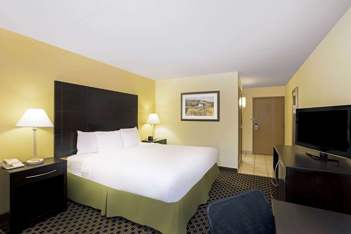 La Quinta Inn & Suites by Wyndham Salina photo 2
