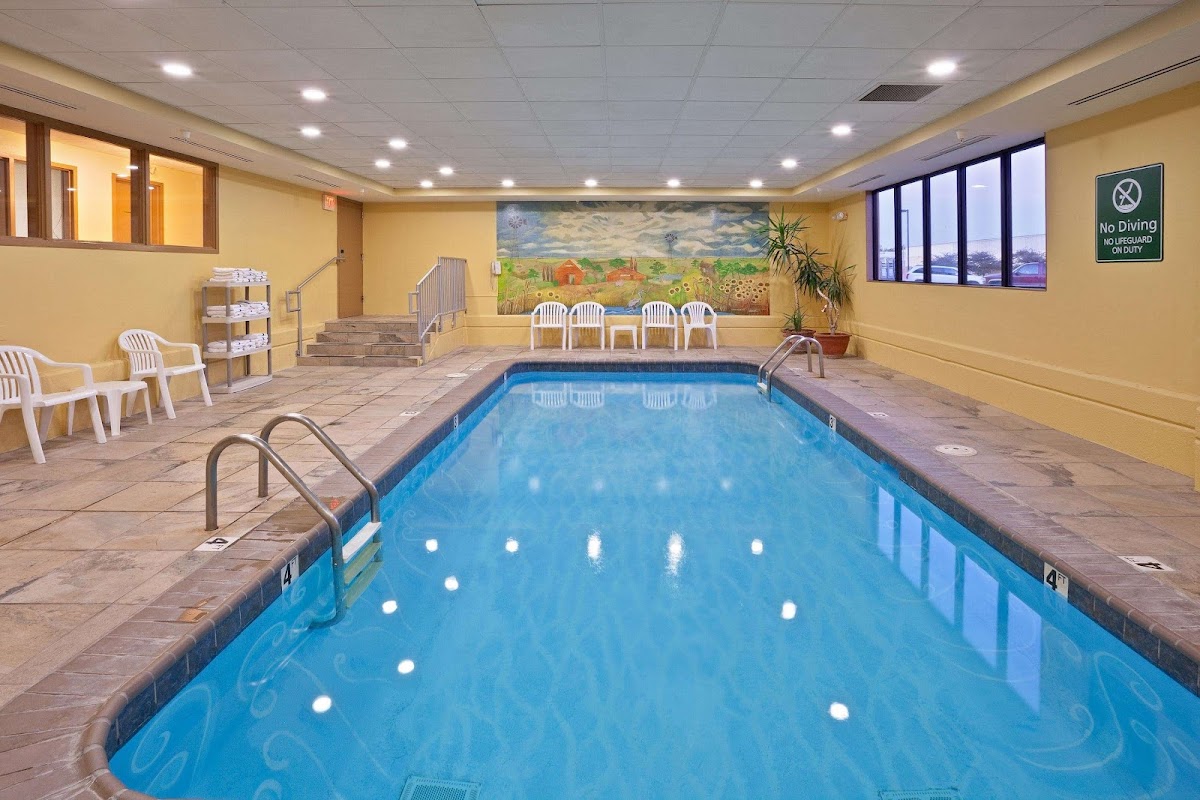 La Quinta Inn & Suites by Wyndham Salina photo 3