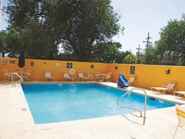 La Quinta Inn & Suites by Wyndham Lubbock West Medical Centr photo 2