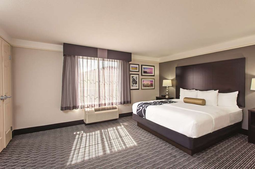 La Quinta Inn & Suites by Wyndham Santa Clarita - Valencia photo 2