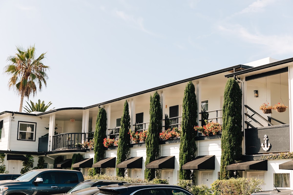 Seaside Laguna Inn & Suites