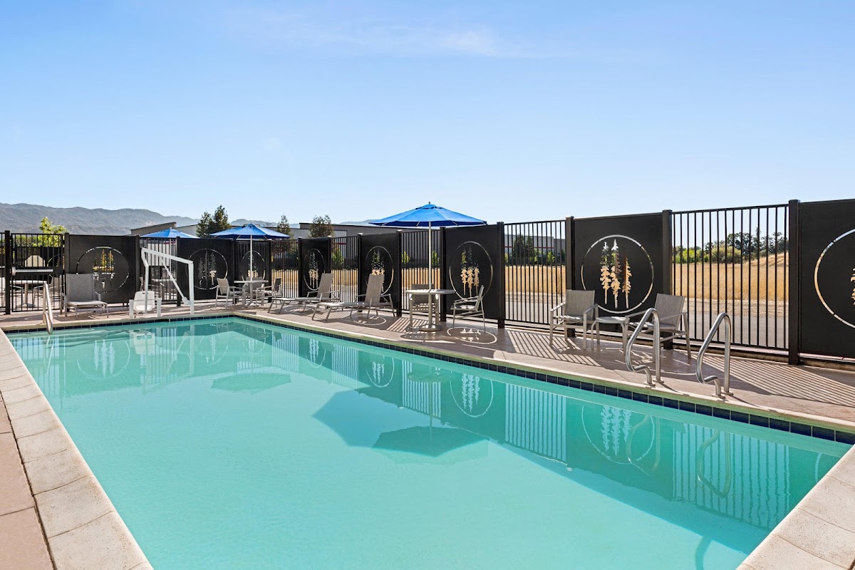Holiday Inn Express & Suites Ukiah by IHG photo 3