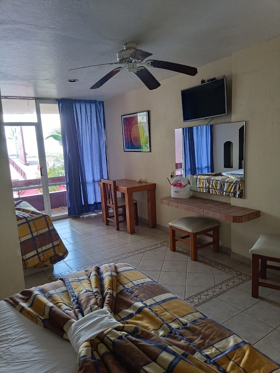 Del Real Hotel & Suites photo 3