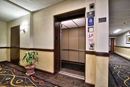Katahdin Inn and Suites photo 3