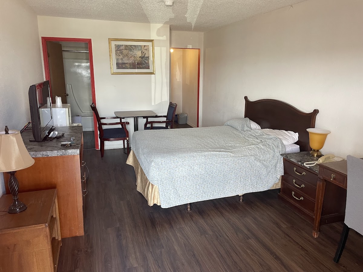 Red Deer Inn & Suites photo 2