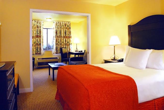 Oxford Suites Redding photo 2