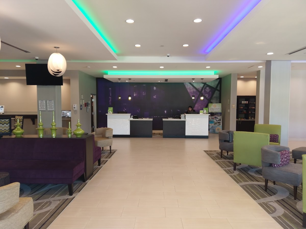 La Quinta Inn & Suites by Wyndham McAllen Convention Center photo 2