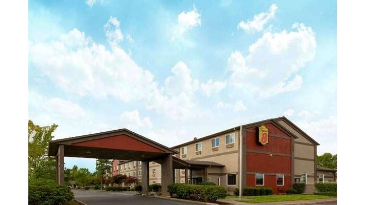 Super 8 by Wyndham Woodburn