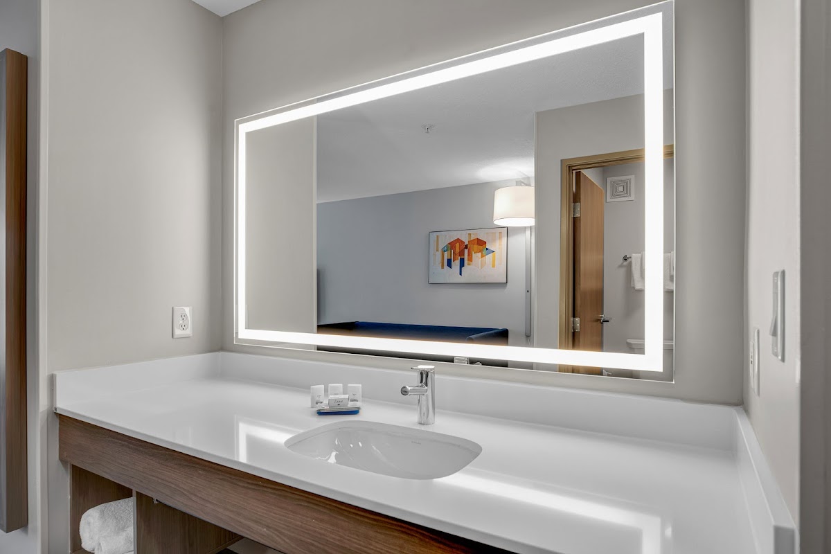 Holiday Inn Express & Suites Portland-Jantzen Beach by IHG photo 3