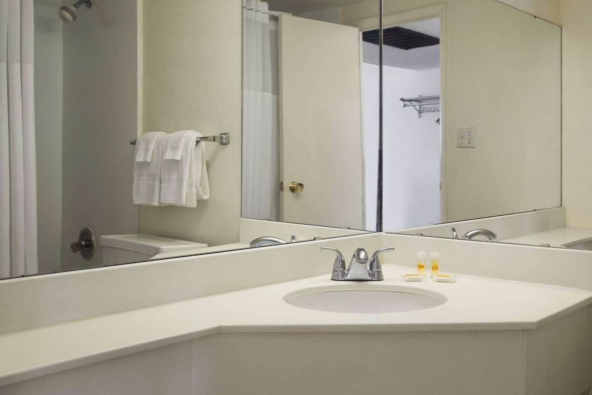 Ramada by Wyndham Pittsburgh/New Stanton photo 3