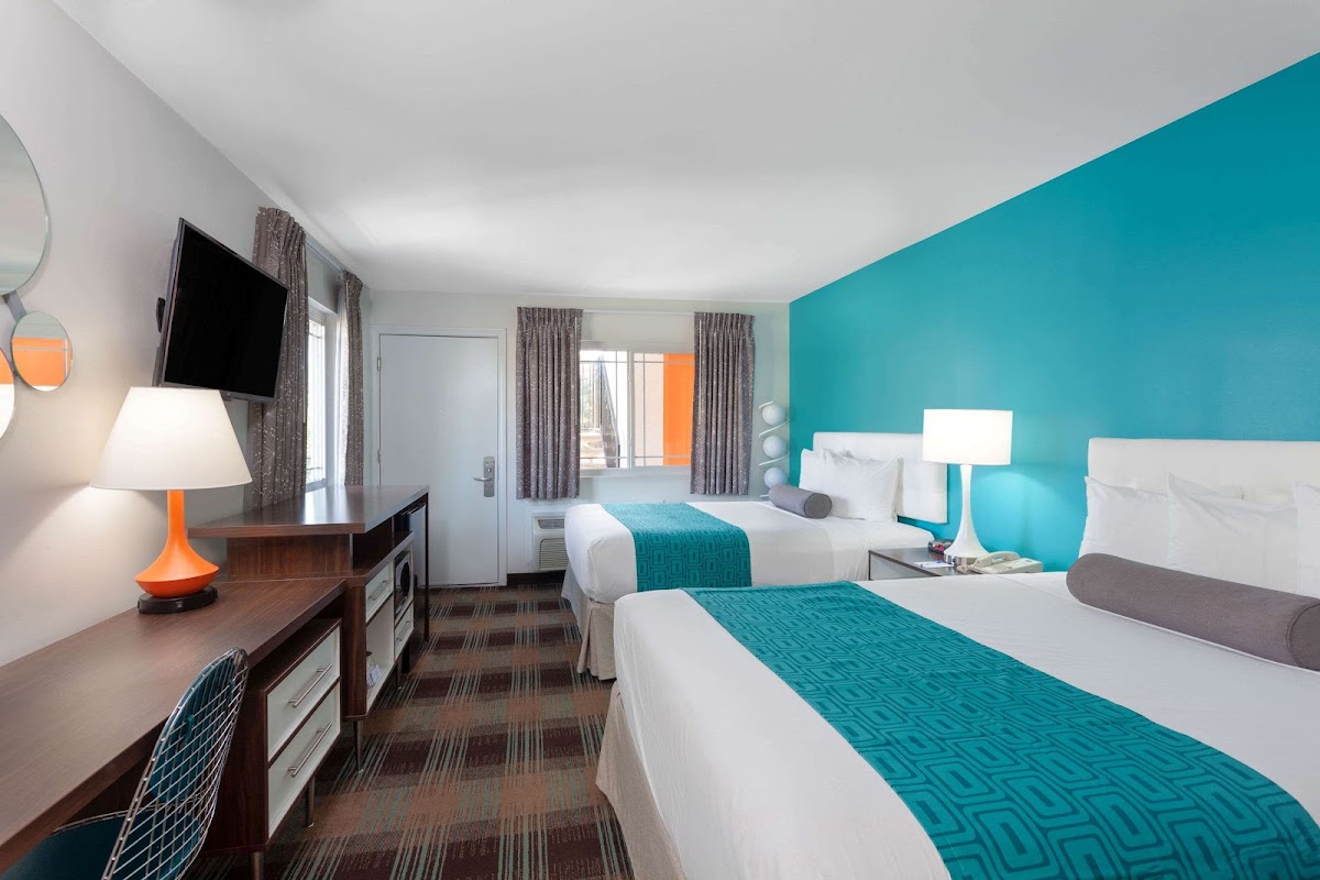 Howard Johnson by Wyndham San Diego Hotel Circle photo 2