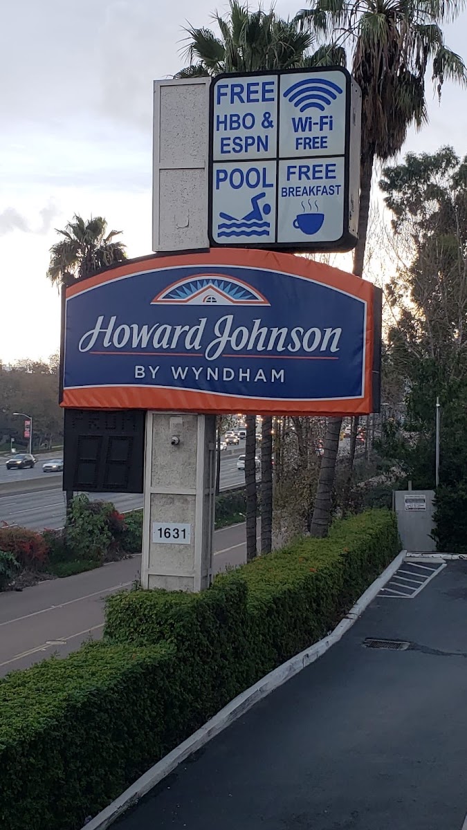 Howard Johnson by Wyndham San Diego Hotel Circle photo 3