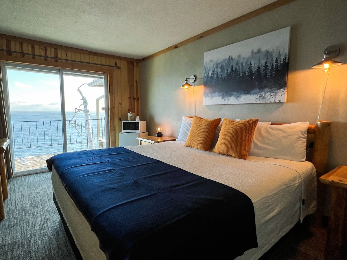 Cliff Dweller Hotel on Lake Superior photo 3