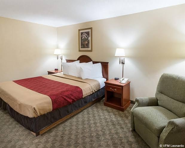Econo Lodge Hillsboro I-35 photo 3