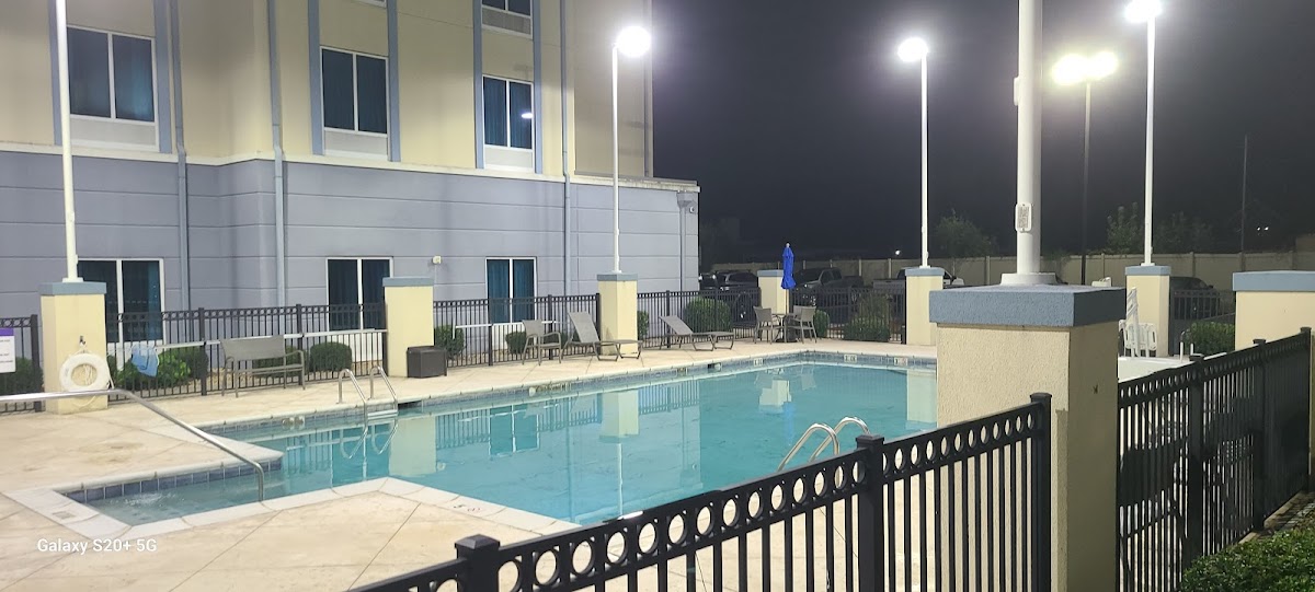 Holiday Inn Express & Suites Warner Robins North West photo 2