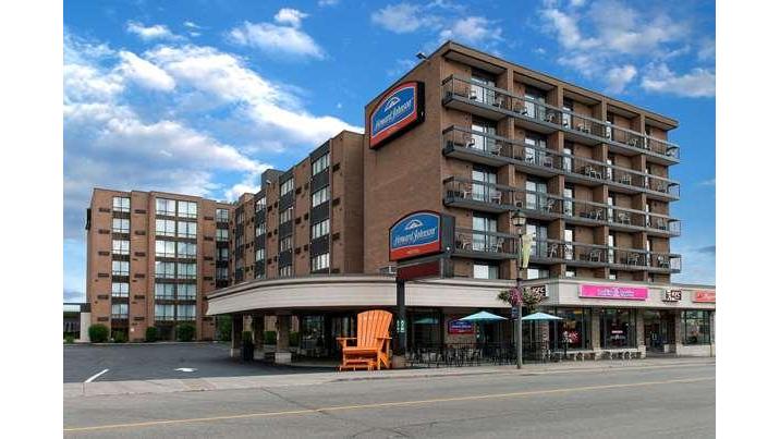Howard Johnson Plaza by Wyndham by the Falls / Niagara Falls