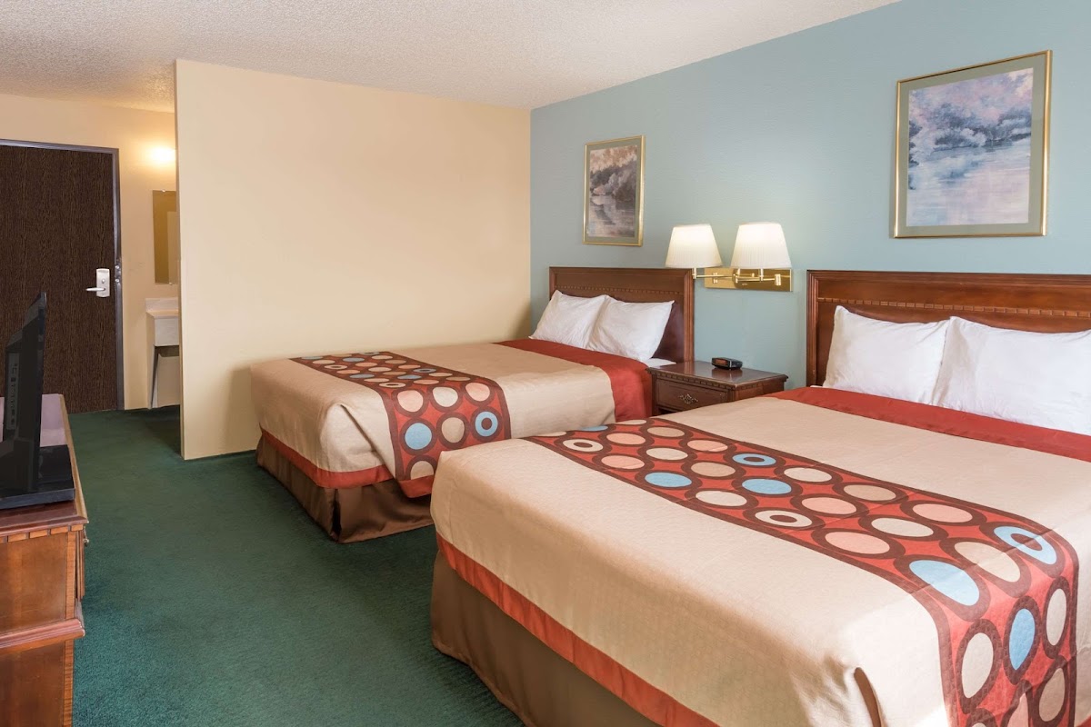 Super 8 by Wyndham Woodstock photo 2