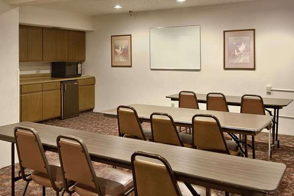 Super 8 by Wyndham Butler photo 3