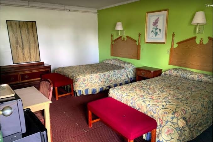 OYO Hotel Greensboro NC Northeast photo 2