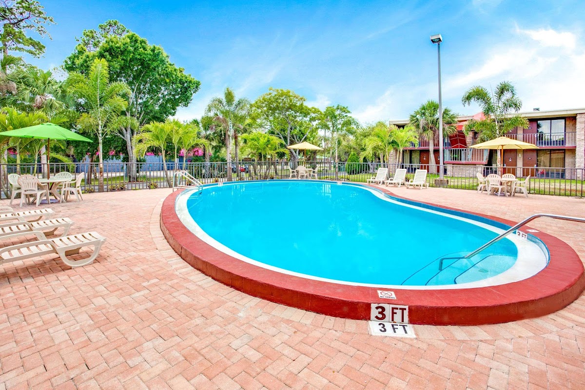 Days Inn by Wyndham Bradenton - Near the Gulf photo 3