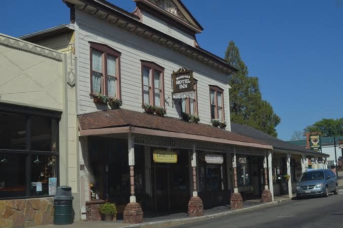 Mariposa Hotel Inn