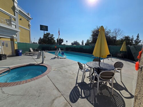 Quality Inn & Suites Tulare photo 3