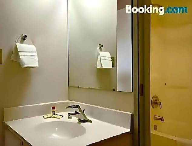 Days Inn by Wyndham Warsaw photo 3