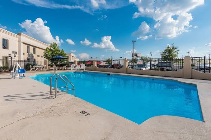 Quality Inn & Suites Cincinnati Uptown Norwood photo 3