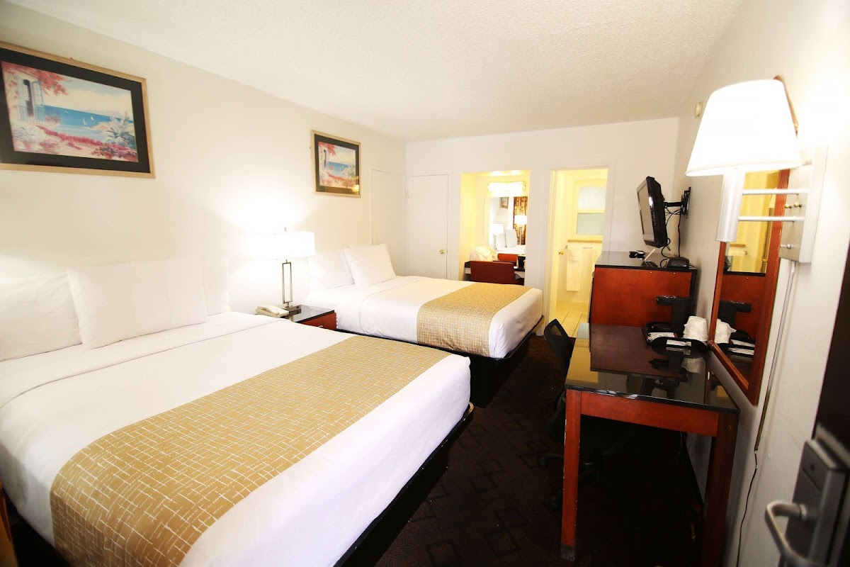 Travelodge by Wyndham Burbank-Glendale photo 2