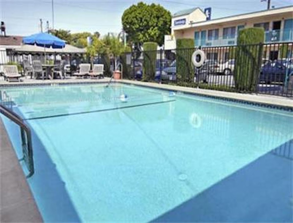 Travelodge by Wyndham Burbank-Glendale photo 3
