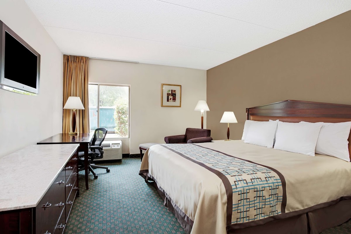 Days Inn by Wyndham Newport News City Center Oyster Point photo 2