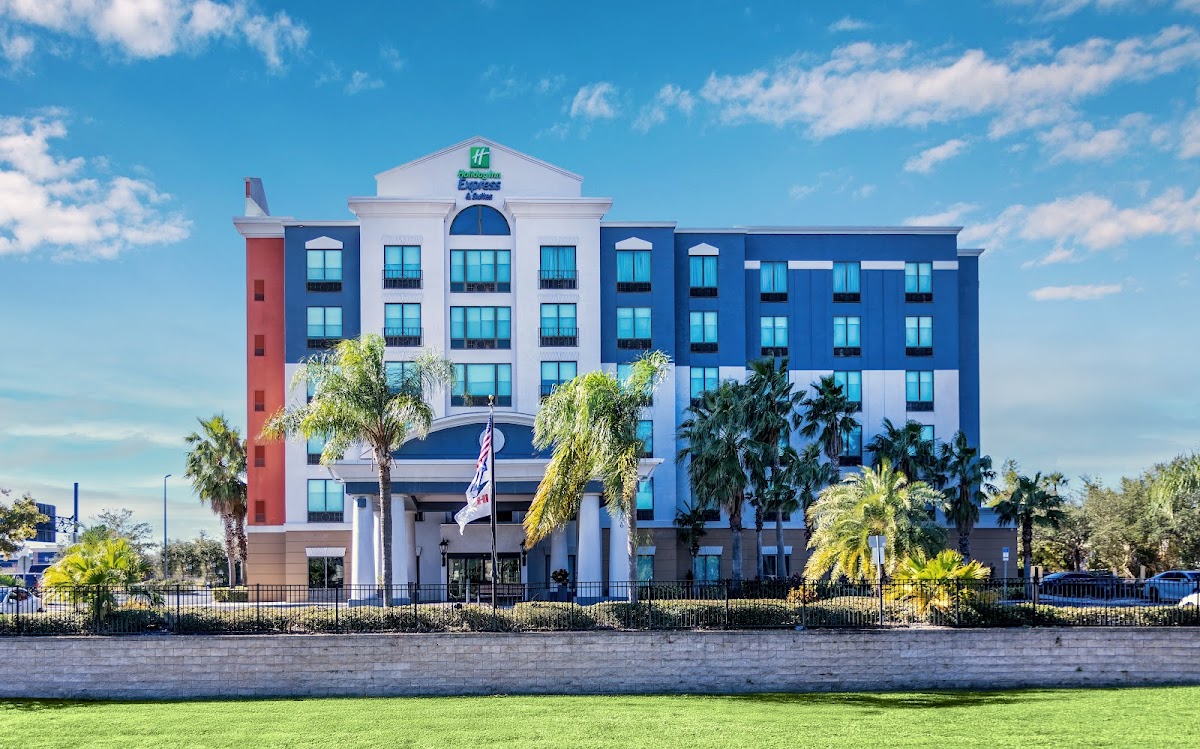 Holiday Inn Express & Suites Orlando - International Drive by IHG