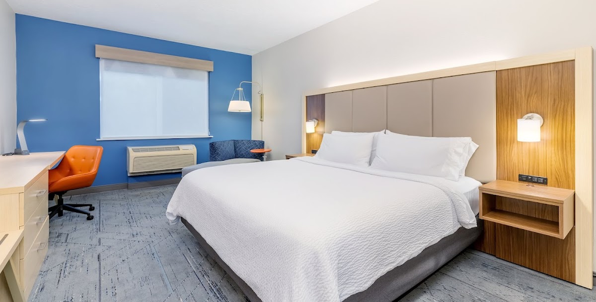 Holiday Inn Express & Suites Medford-Central Point by IHG photo 2