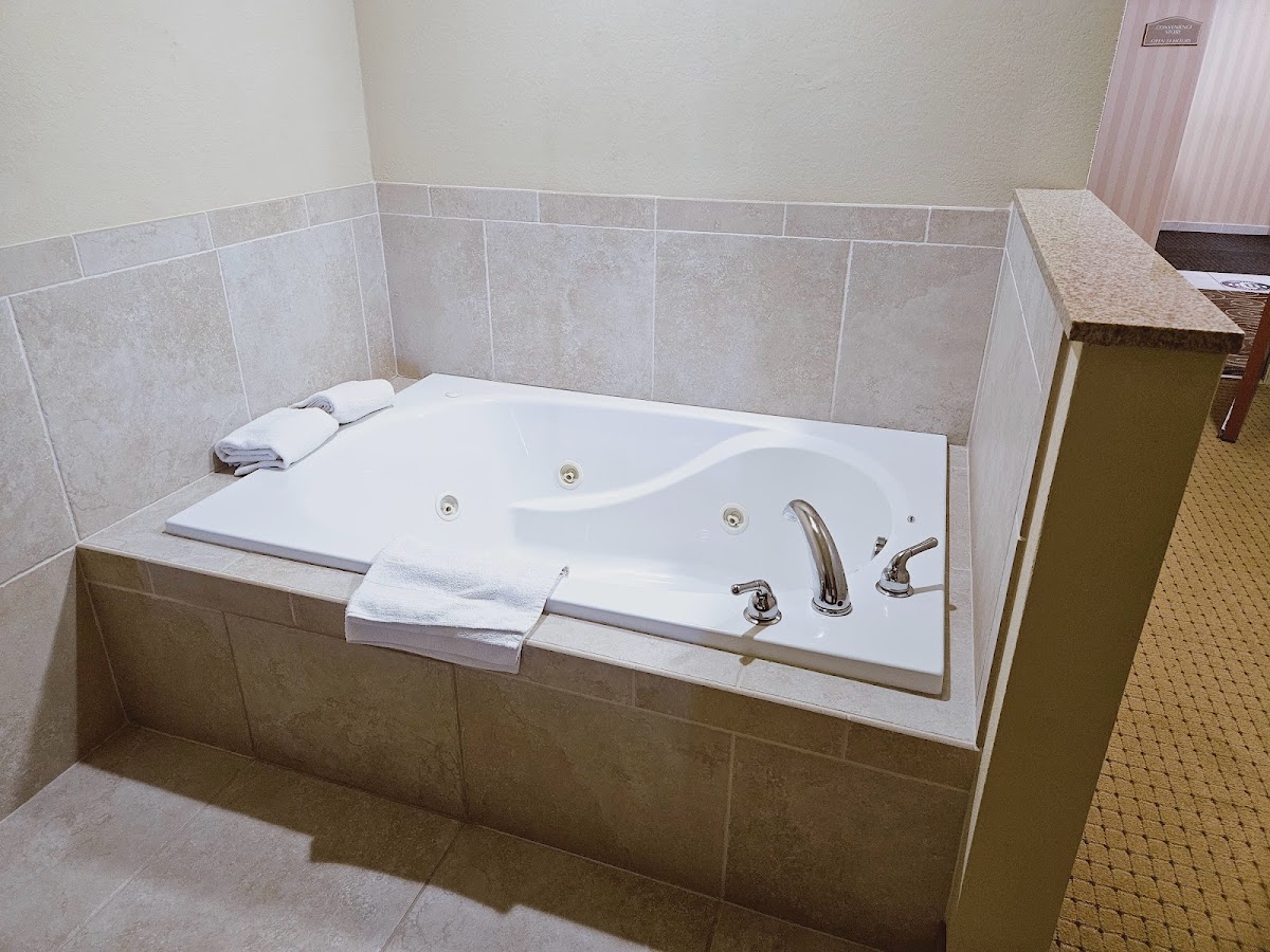 Cobblestone Inn & Suites - Bloomfield photo 3