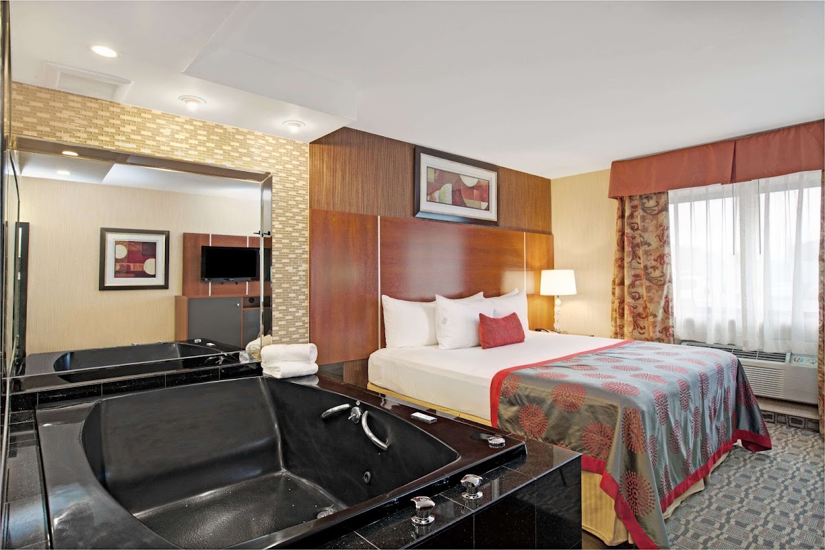 Ramada by Wyndham Staten Island photo 2